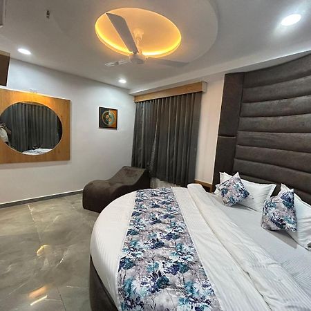 Hotel M Grand อาเมดาบัด ภายนอก รูปภาพ