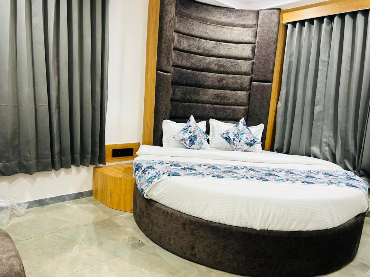 Hotel M Grand อาเมดาบัด ภายนอก รูปภาพ