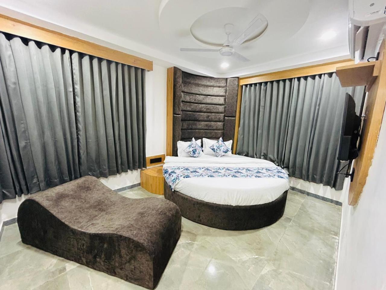 Hotel M Grand อาเมดาบัด ภายนอก รูปภาพ