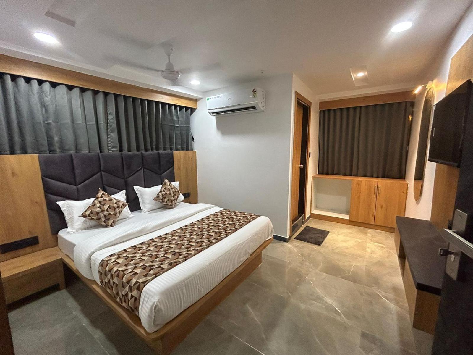 Hotel M Grand อาเมดาบัด ภายนอก รูปภาพ