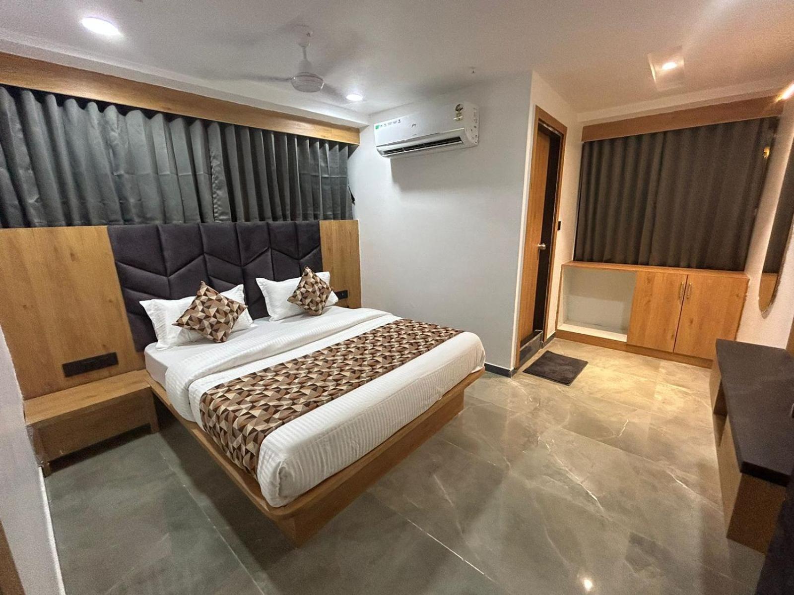 Hotel M Grand อาเมดาบัด ภายนอก รูปภาพ