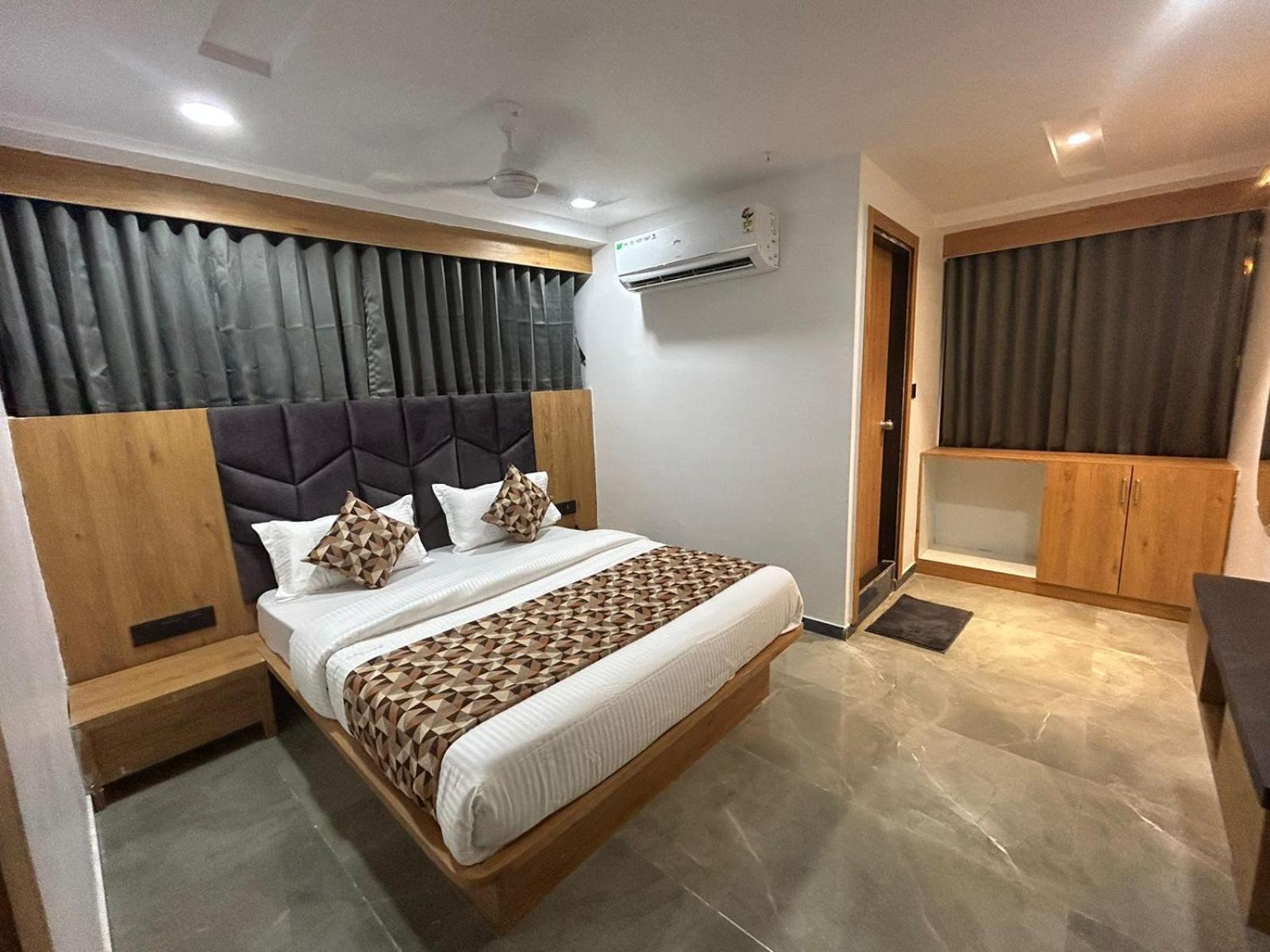Hotel M Grand อาเมดาบัด ภายนอก รูปภาพ